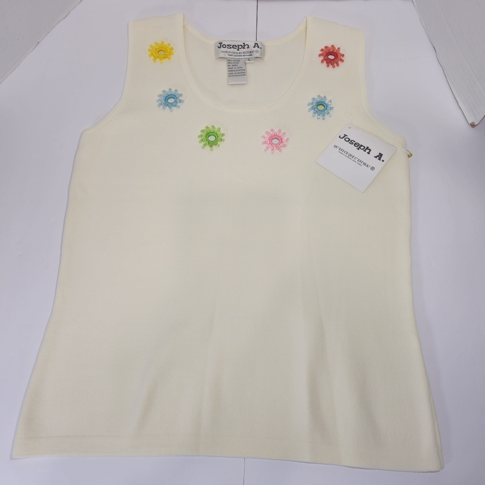 Joseph A. It is a knit garment distinguished by a floral and mirror design. - Picture 5 of 13